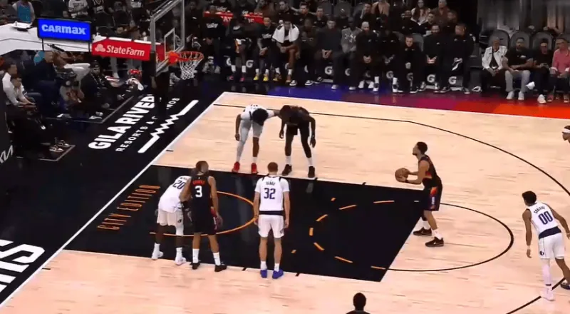 开云网站的品牌形象大使皮耶罗-伤病猛如虎！杰伦-格林首节回更衣室，次节古德温也回更衣室